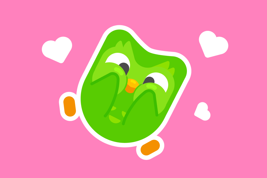 Ilustración de Duo, el búho, presionando sus mejillas muy emocionado, con corazones sobre su cabeza