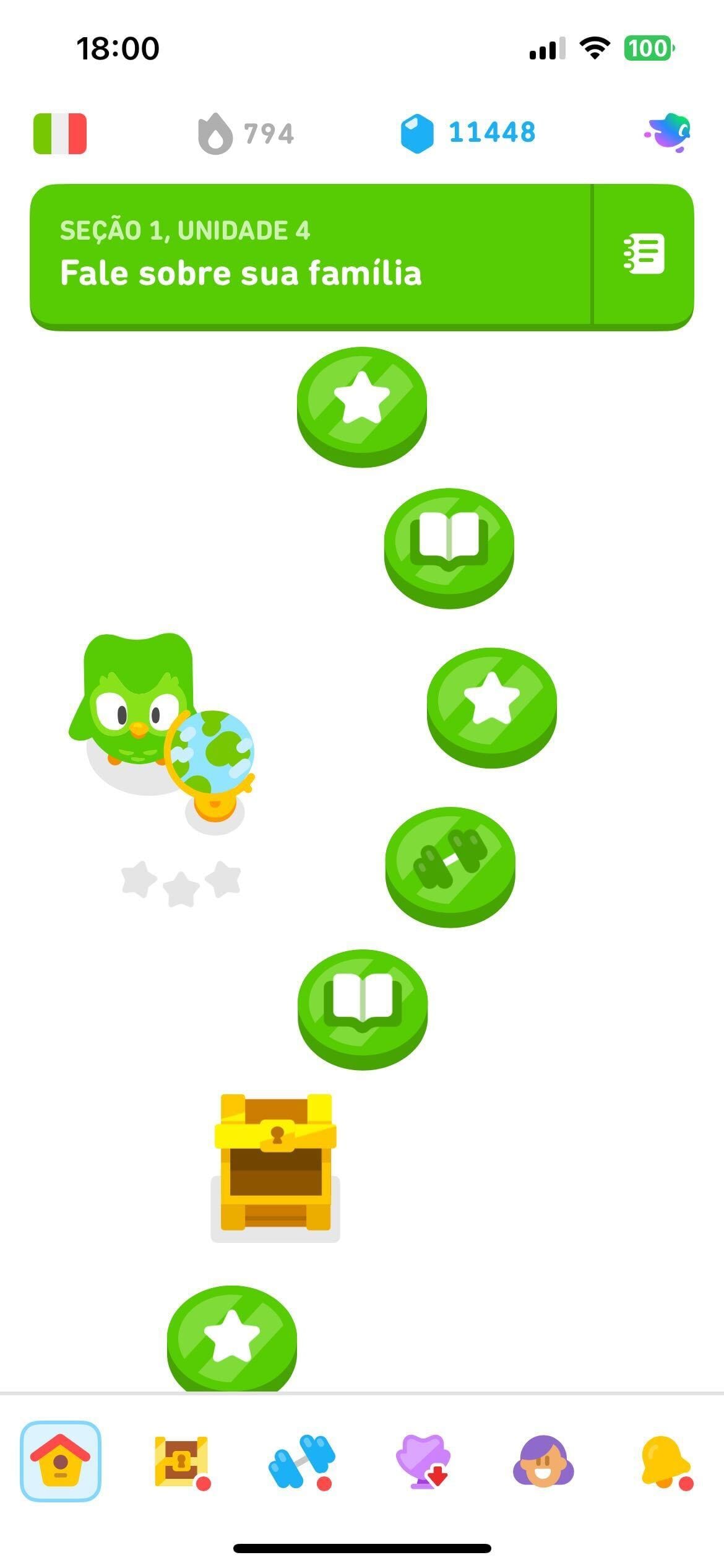 Captura de tela da trilha de aprendizado do curso de italiano para quem fala português. Os níveis incluem ícones de estrela, livro aberto e haltere. Também há um baú aberto. Do lado esquerdo está o Duo, olhando para um globo terrestre.