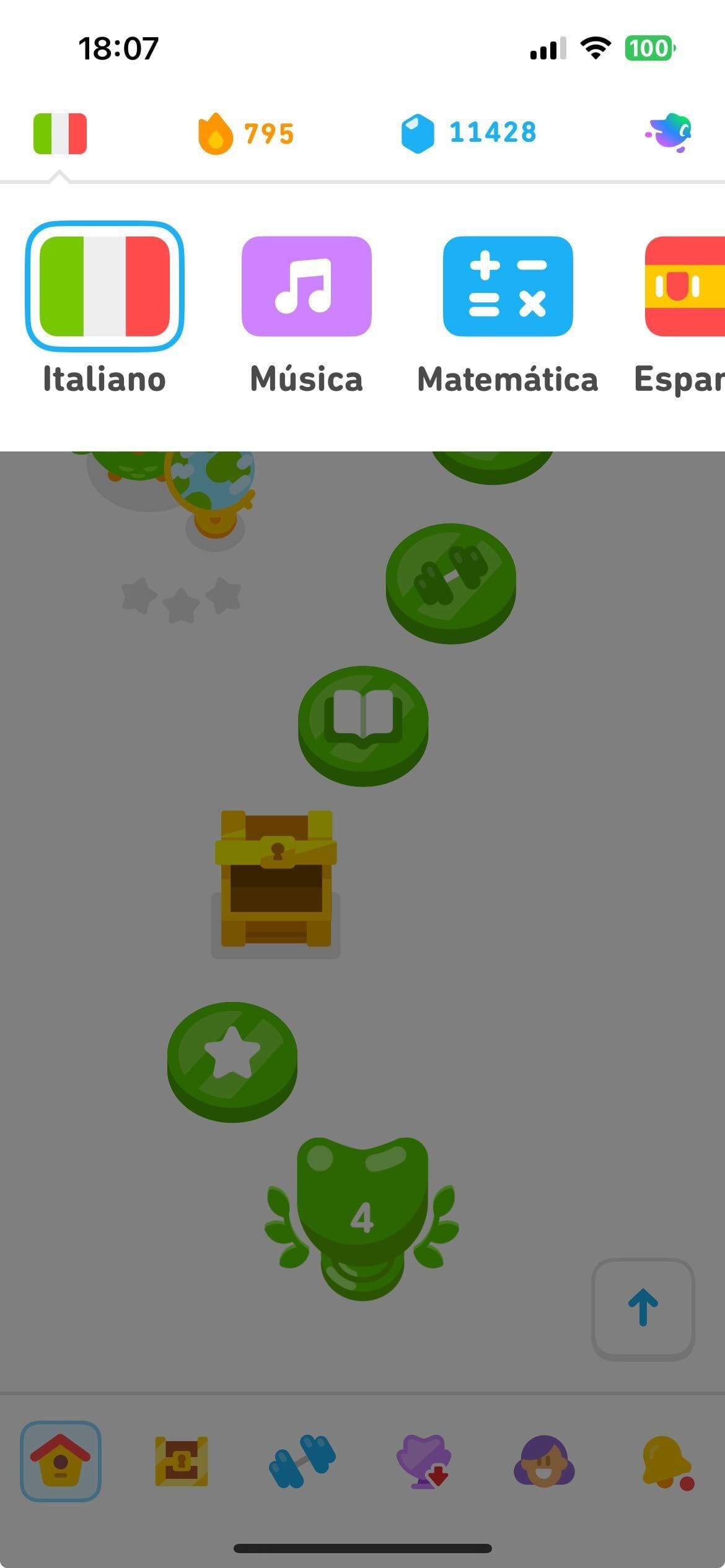 Captura de tela com a trilha de aprendizado em segundo plano. Na parte superior, em primeiro plano, há um banner com diferentes opções de curso, incluindo italiano, música e matemática para quem fala português.