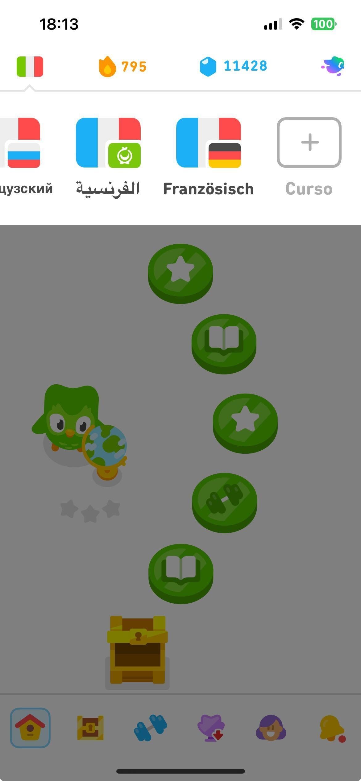 Captura de tela com a trilha de aprendizado em segundo plano. Na parte superior, em primeiro plano, há um banner com diferentes opções de curso, incluindo francês para quem fala árabe e francês para quem fala alemão. A opção mais à direita é um botão com o símbolo de mais, identificado como “Curso”.