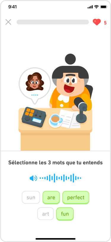 Capture d'écran d'un épisode DuoRadio. Lucie est assise à son bureau devant un micro. La consigne indique « Sélectionne les 3 mots que tu entends ». Plus bas, on peut voir un bouton de haut-parleur bleu et 5 mots sont proposés à l’utilisateur.