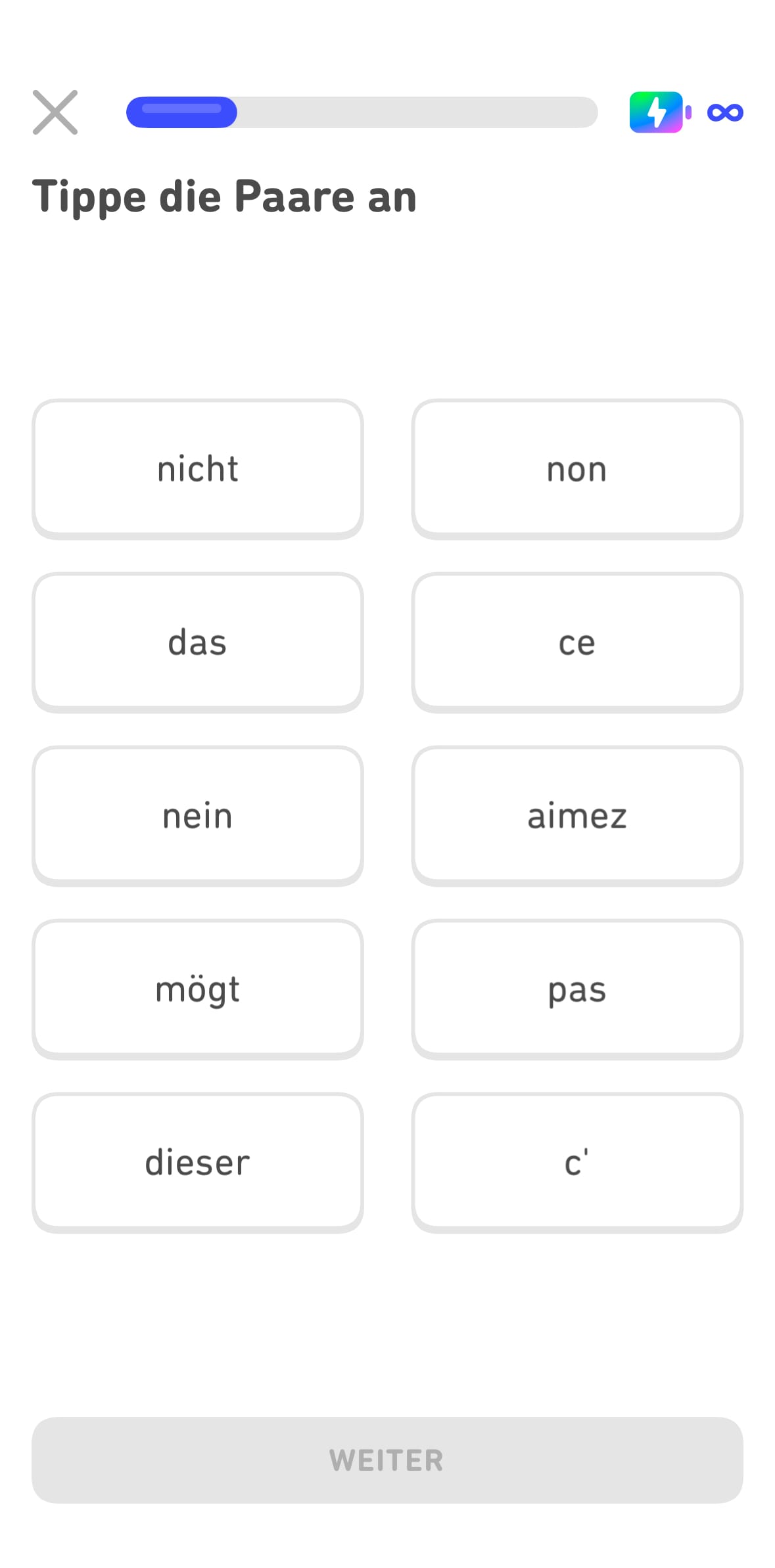 Aufgabe mit zwei Spalten, die jeweils fünf Schaltflächen enthalten: links fünf Schaltflächen mit jeweils mit einem Lautsprecher und Audiowellen, und rechts fünf Schaltflächen mit französischen Wörtern. Durch Antippen sollen die richtigen Paare gebildet werden.