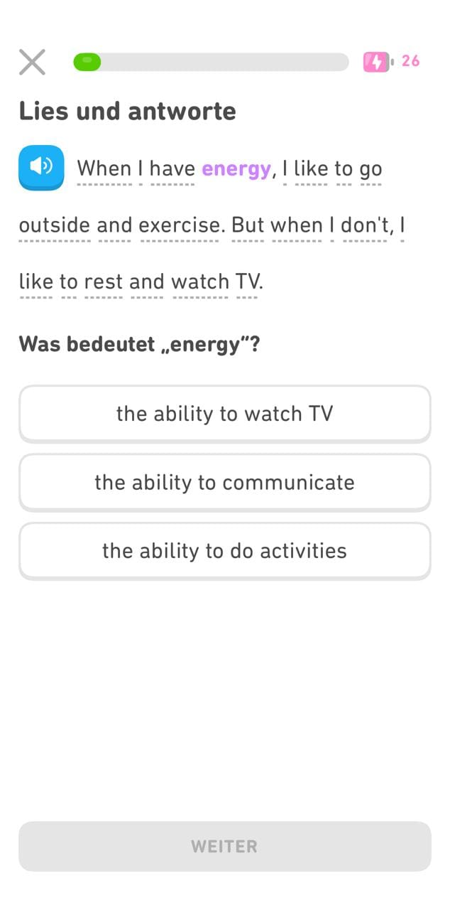 Übung mit einem kurzen englischen Text, zu dem der Lernende eine Frage beantworten soll, die auf Deutsch gestellt ist. Drei Antwortmöglichkeiten stehen zur Auswahl, alle auf Englisch. Die Überschrift lautet: „Lies und antworte“.