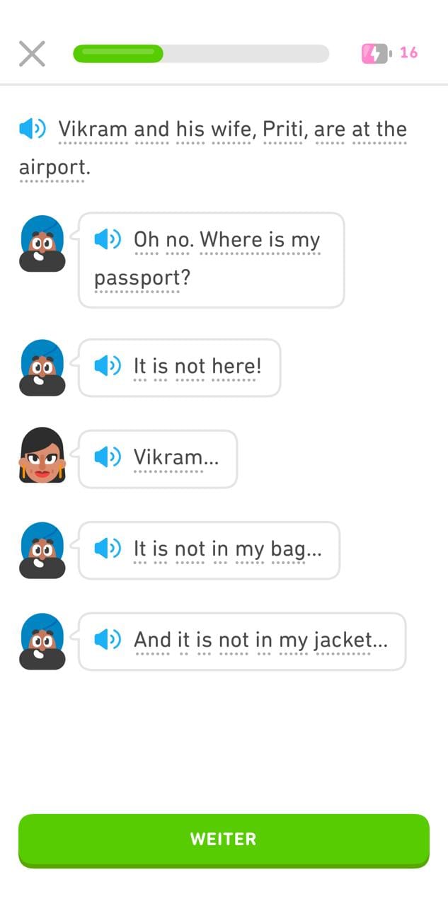 Screenshot einer Duolingo-Story mit einem englischen Dialog zwischen Vikram und Priti, mit den zugehörigen Avataren der beiden Charaktere und einem Lautsprechersymbol links daneben. Ganz unten im Bildschirm wird eine grüne Schaltfläche mit der Aufschrift „Weiter“ angezeigt.