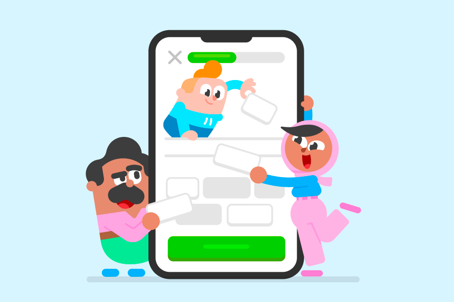 Óscar, Júnior e Zari trabalham juntos para completar um exercício do Duolingo em um smartphone gigantesco.