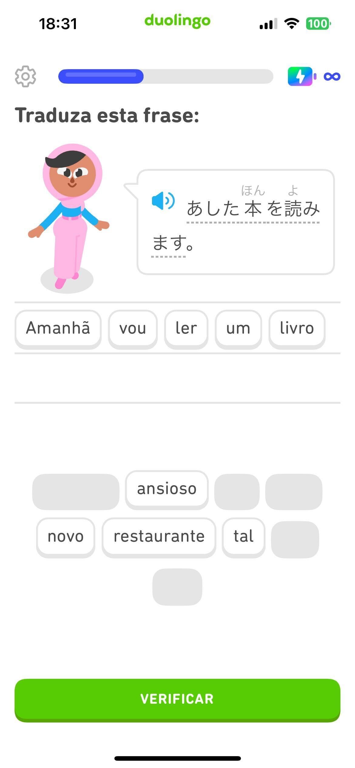 Captura de tela de um exercício com o enunciado “Traduza esta frase”. A Zari está ao lado de uma frase escrita parcialmente em kanji. Acima da frase, há caracteres do hiragana na cor cinza e em tamanho menor. A resposta é composta por blocos com palavras em português formando a frase “Amanhã vou ler um livro”.
