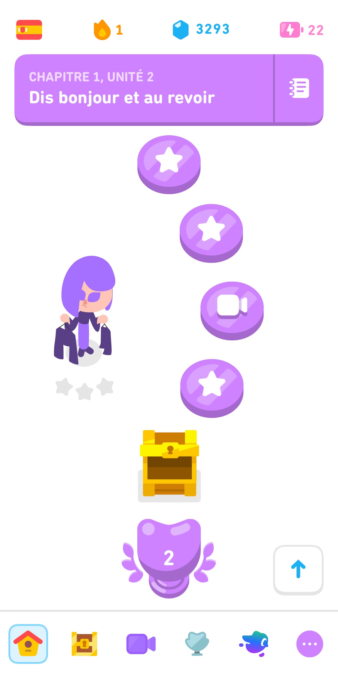 Capture d'écran du parcours du cours d’espagnol pour les francophones. Les niveaux sont symbolisés par des étoiles, une caméra vidéo et un trophée Duo. Lily apparaît à gauche de l’écran, tenant dans les mains des cintres auxquels sont accrochés des vêtements.