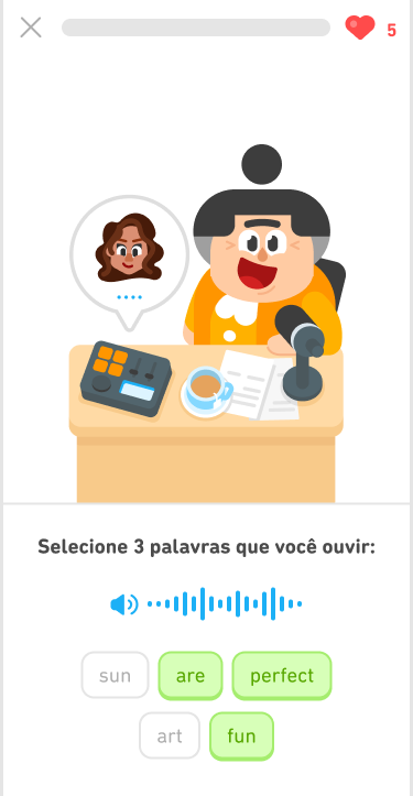 Captura de tela mostrando um exercício de uma lição da DuoRádio. Há uma ilustração da Lucy sentada atrás da sua mesa na DuoRádio, falando no microfone. O enunciado diz “Selecione 3 palavras que você ouvir”. Abaixo dele há um botão com um ícone de alto-falante e uma onda sonora, ambos azuis. Por fim, há um banco de palavras com 5 opções de resposta em inglês.