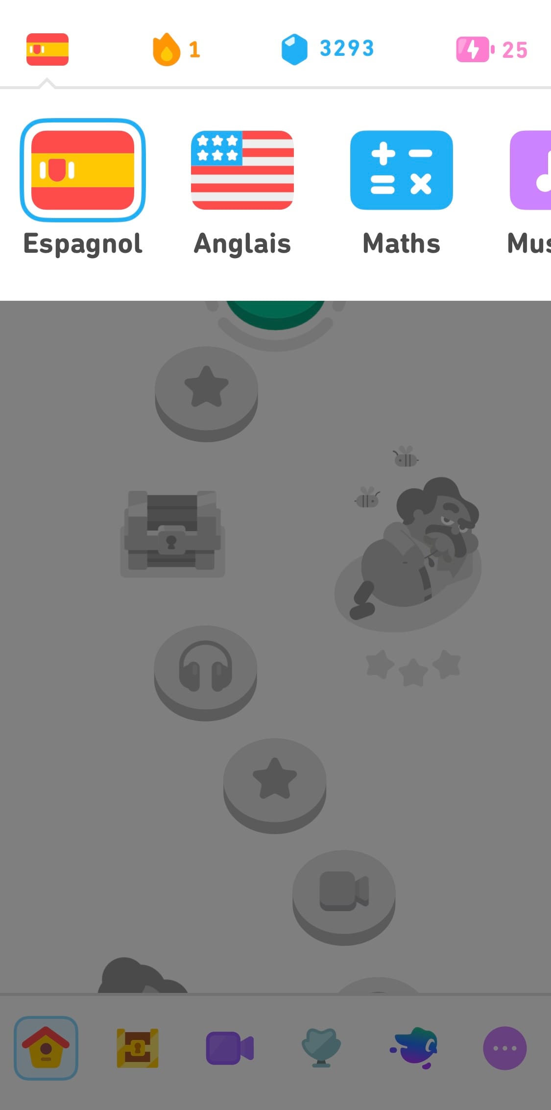 Capture d'écran d'un parcours en arrière-plan, avec une bannière présentant différents choix de cours en haut de l’écran. Les cours affichés sont l’espagnol, l’anglais, les maths et la musique.