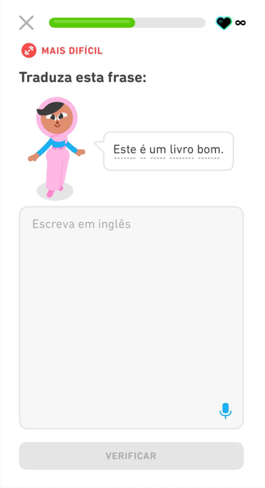 Captura de tela de um exercício com a instrução “Traduza esta frase”. A Zari diz a frase “Este é um livro bom.” Também há uma caixa de texto grande com a  instrução “Escreva em inglês” na parte superior esquerda e o ícone de um microfone no canto inferior direito.