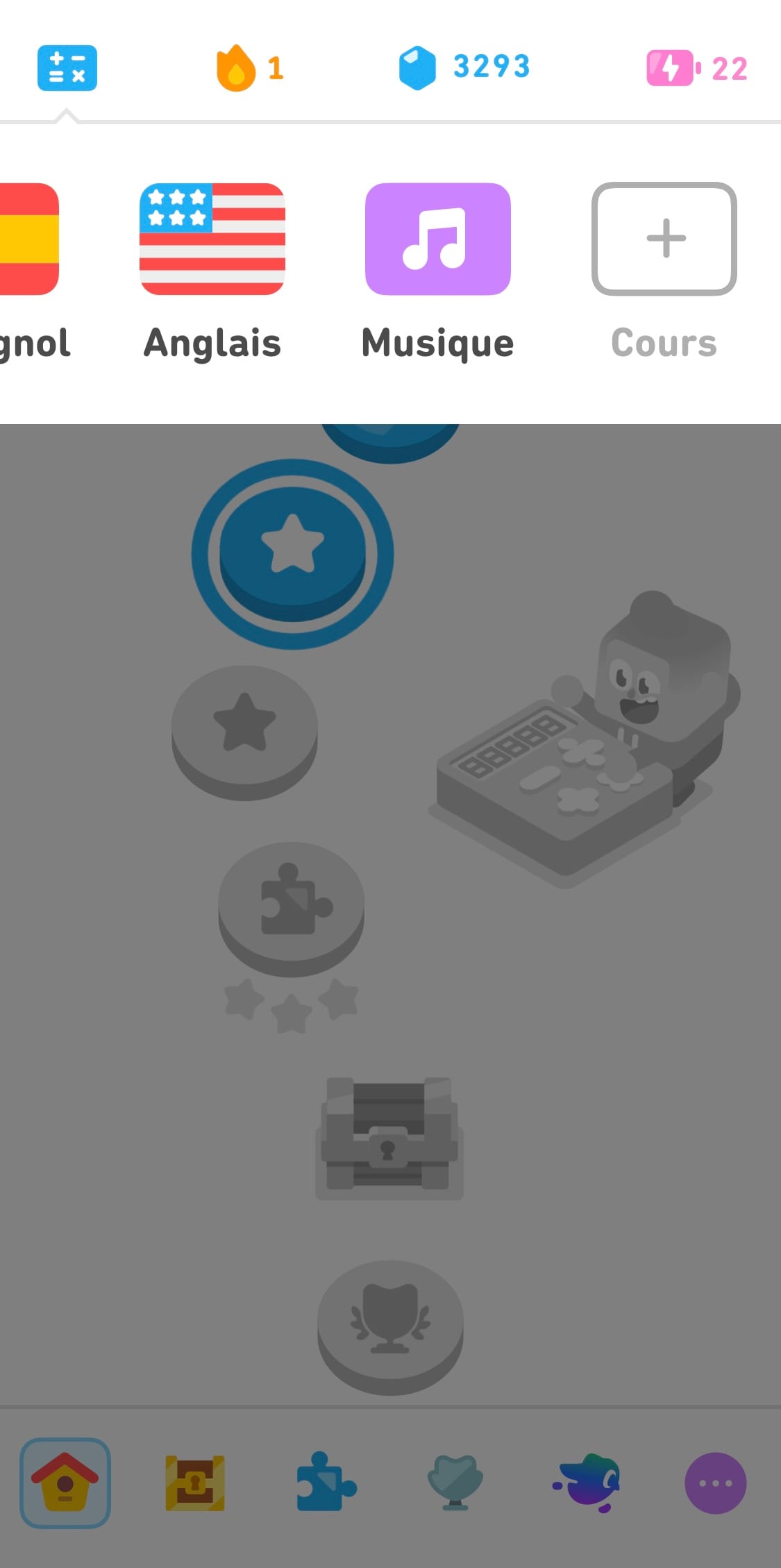 Capture d'écran d'un parcours en arrière-plan, avec une bannière présentant différents choix de cours en haut de l’écran. Les cours affichés sont l’espagnol, l’anglais et la musique. À droite de l’écran apparaît un bouton « + » accompagné du mot « Cours ».