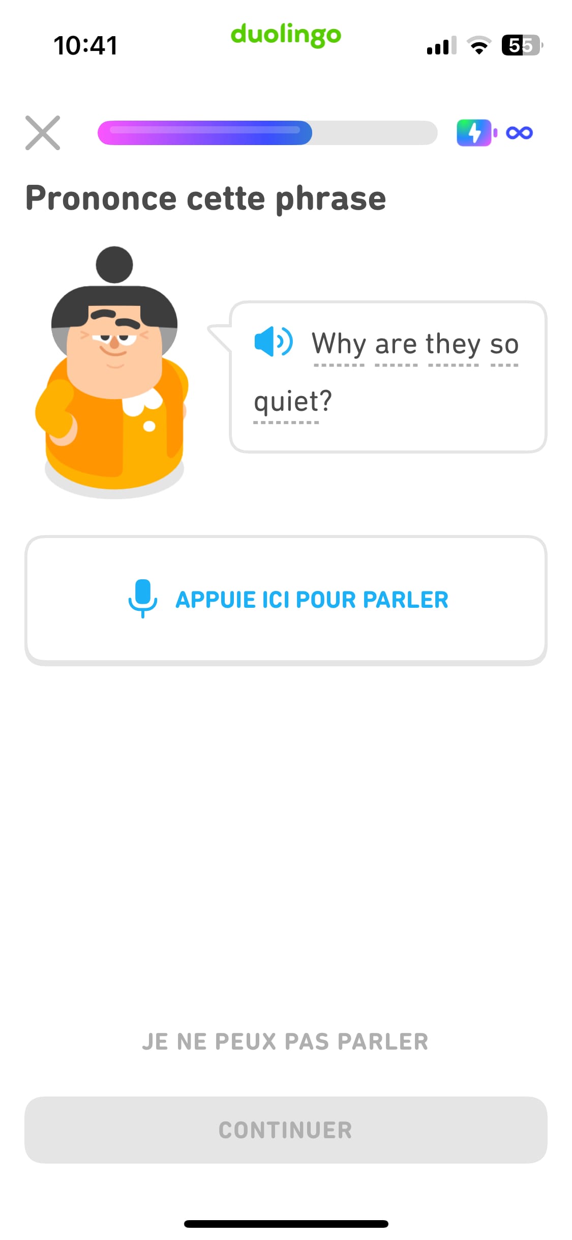 Lucie se trouve à côté d'une bulle de texte affichant la phrase « Why are they so quiet? » et juste en dessous, on peut voir un bouton qui indique « Appuie ici pour parler ». La consigne indique « Prononce cette phrase ».