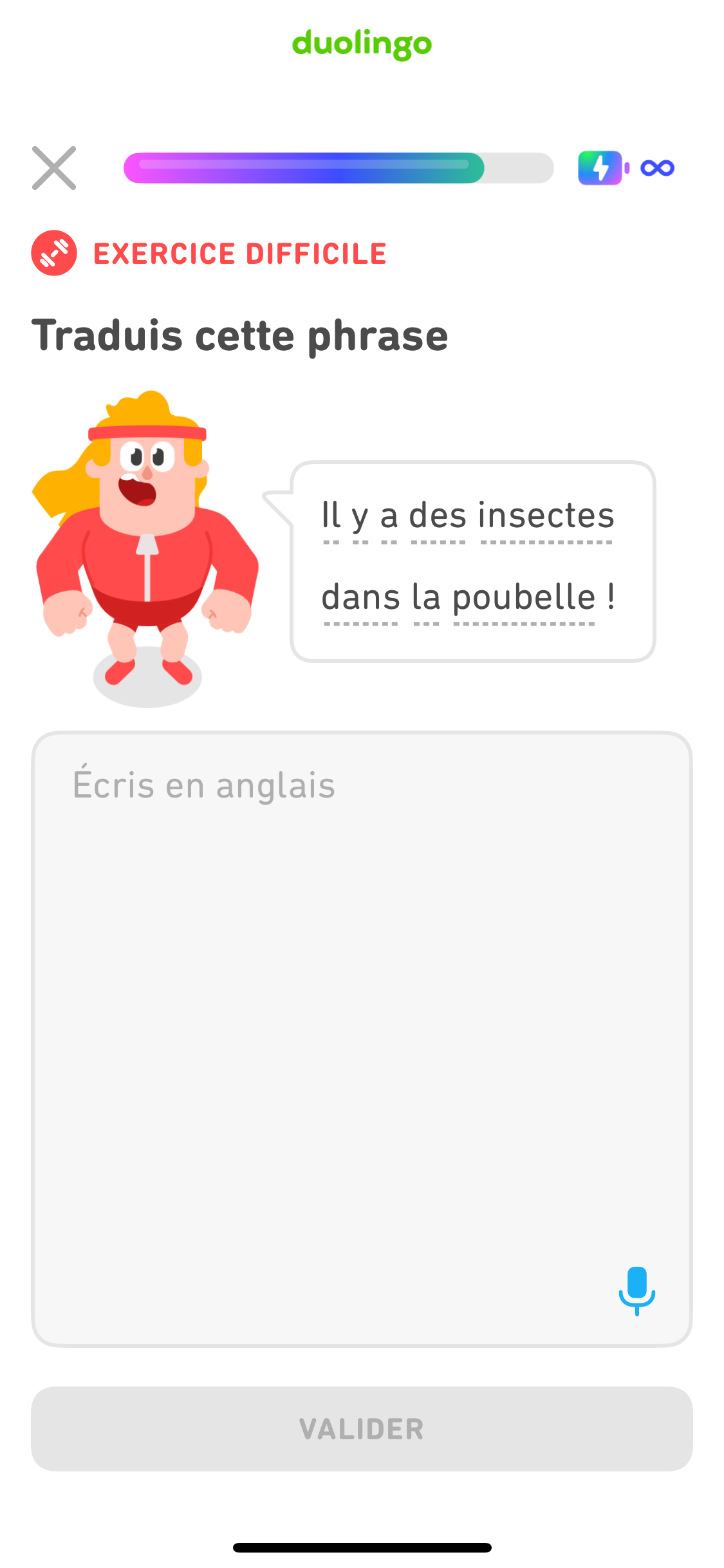 Eddy se trouve à côté d'une bulle de texte affichant la phrase « Il y a des insectes dans la poubelle ! ». La consigne indique « Traduis cette phrase ». Sous la case où l'utilisateur peut taper la réponse se trouve un bouton de micro bleu entouré d’un cercle.