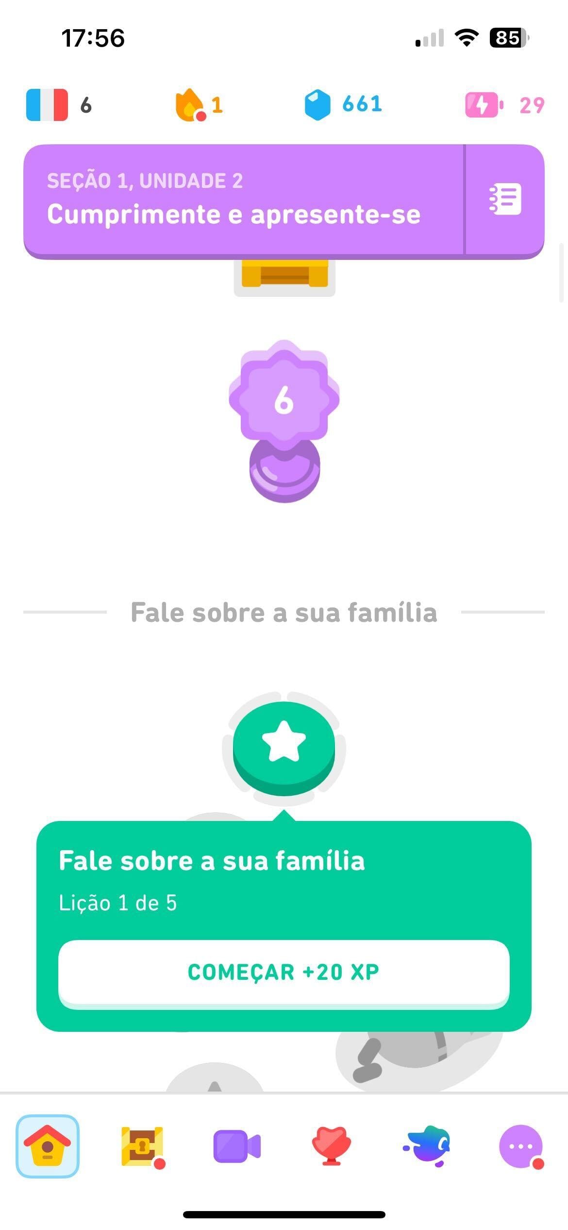 Captura de tela do curso de francês. Um dos níveis está selecionado, e dele sai um balão dizendo “começar +20 XP”.