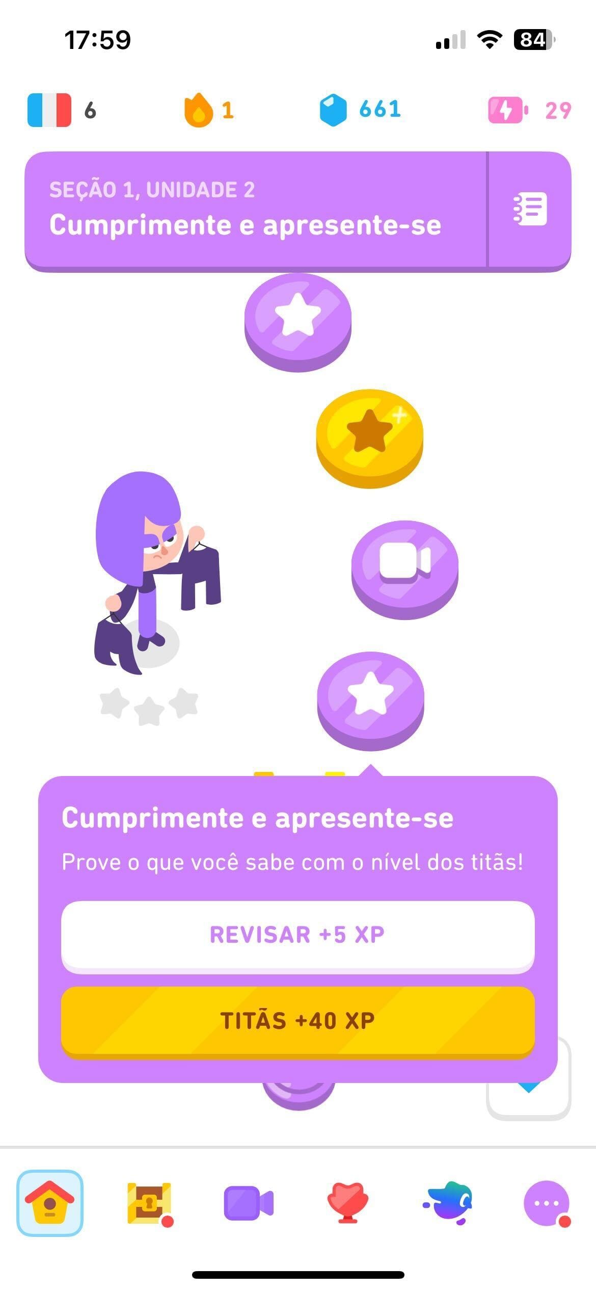 Captura de tela do curso de francês. Um nível já completado está selecionado e dele sai um balão com dois botões: um para revisar a lição e ganhar 5 XP, e outro para tentar atingir o nível dos titãs e ganhar 40 XP.