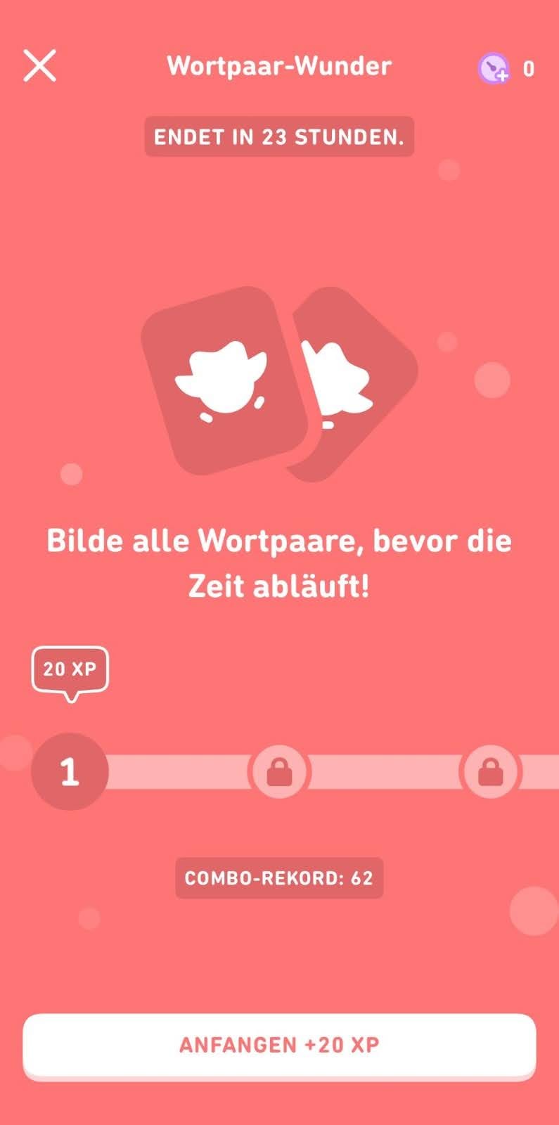 Screenshot der Übung „Wortpaar-Wunder“. Die Anweisung lautet: „Bilde alle Wortpaare, bevor die Zeit abläuft!“ Direkt darunter befindet sich ein Fortschrittsbalken, der aus drei Kreisen besteht: Der erste Kreis ist freigeschaltet, zeigt die Zahl 1 und darüber befindet sich eine Sprechblase mit „20 XP“. Die beiden weiteren Kreise sind durch Schlosssymbole gesperrt. Unter dem Balken steht „Combo-Rekord: 62“. Ganz unten ist ein weißer Button mit der Aufschrift „Anfangen +20 XP“.