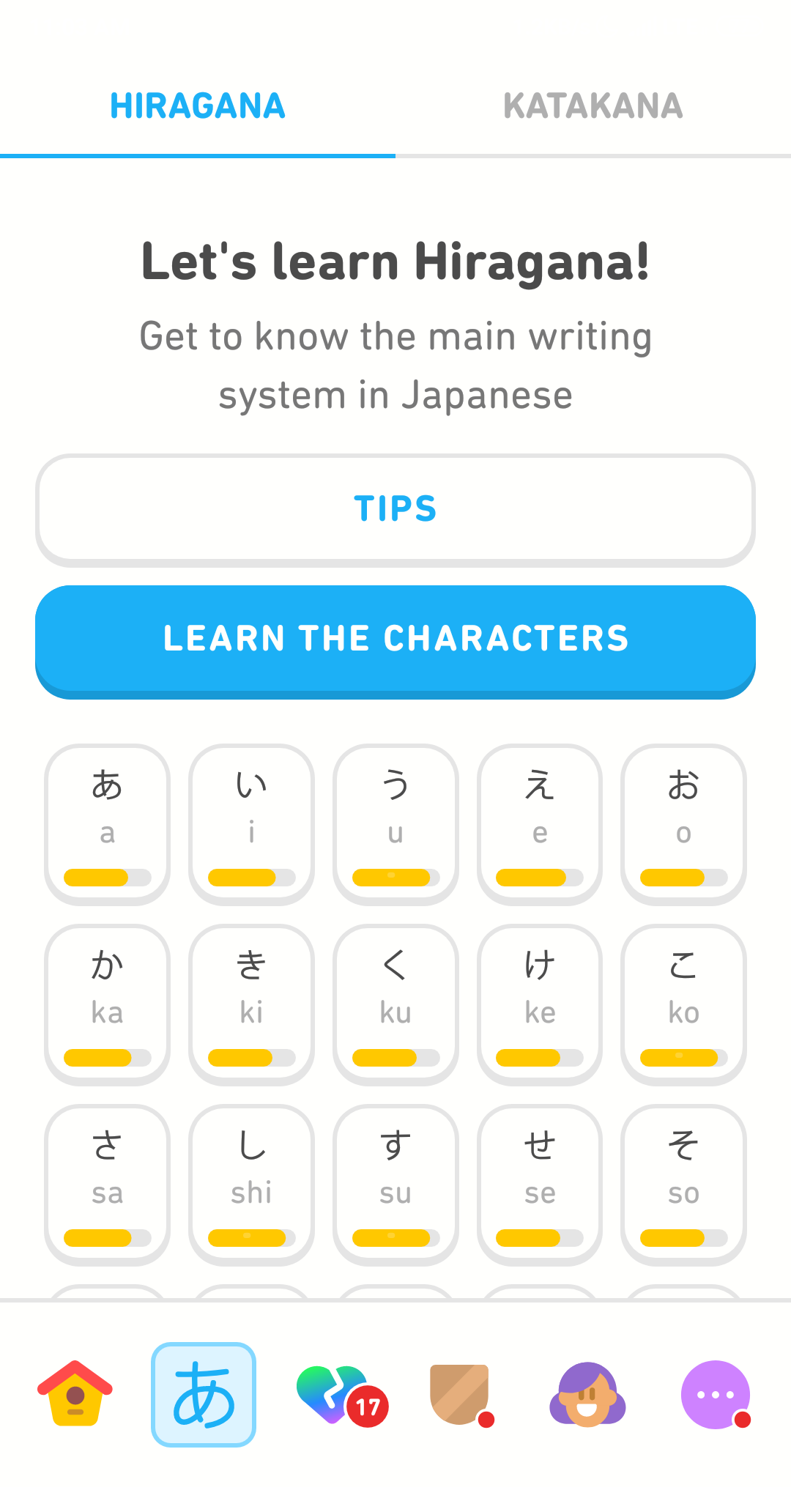 Screenshot des Übungs-Tabs. Oben steht: „Lass uns Hiragana üben! Lern das wichtigste Schriftsystem des Japanischen kennen.“ Darunter befinden sich zwei Schaltflächen mit der Aufschrift „Tipps“ und „Zeichen lernen“. Der Großteil des Bildschirms zeigt drei Reihen von jeweils 5 Kacheln, jeweils mit einem anderen Hiragana-Zeichen und mindestens einem lateinischen Buchstaben, der den entsprechenden Laut darstellt. Wenn man nach unten scrollt, werden weitere Kacheln angezeigt.