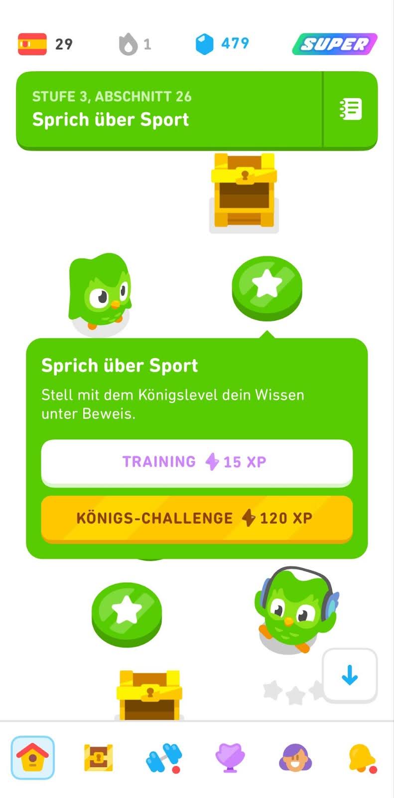 Screenshot des Lernpfads in unserem Spanischkurs. Ein bereits abgeschlossener Kreis wurde angeklickt und darunter werden zwei Optionen angezeigt: „Training“, um 15 XP zu verdienen, und „Königs-Challenge“, um 120 XP zu verdienen.