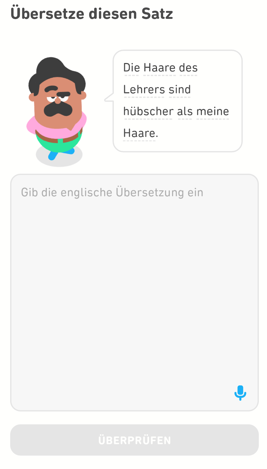 Screenshot von Oscar neben einer Sprechblase, in der ein deutscher Satz steht. Darunter befindet sich ein Textfeld, in das die englische Übersetzung einzugeben ist. Unten rechts im Textfeld wird ein kleines blaues Mikrofon-Symbol angezeigt.