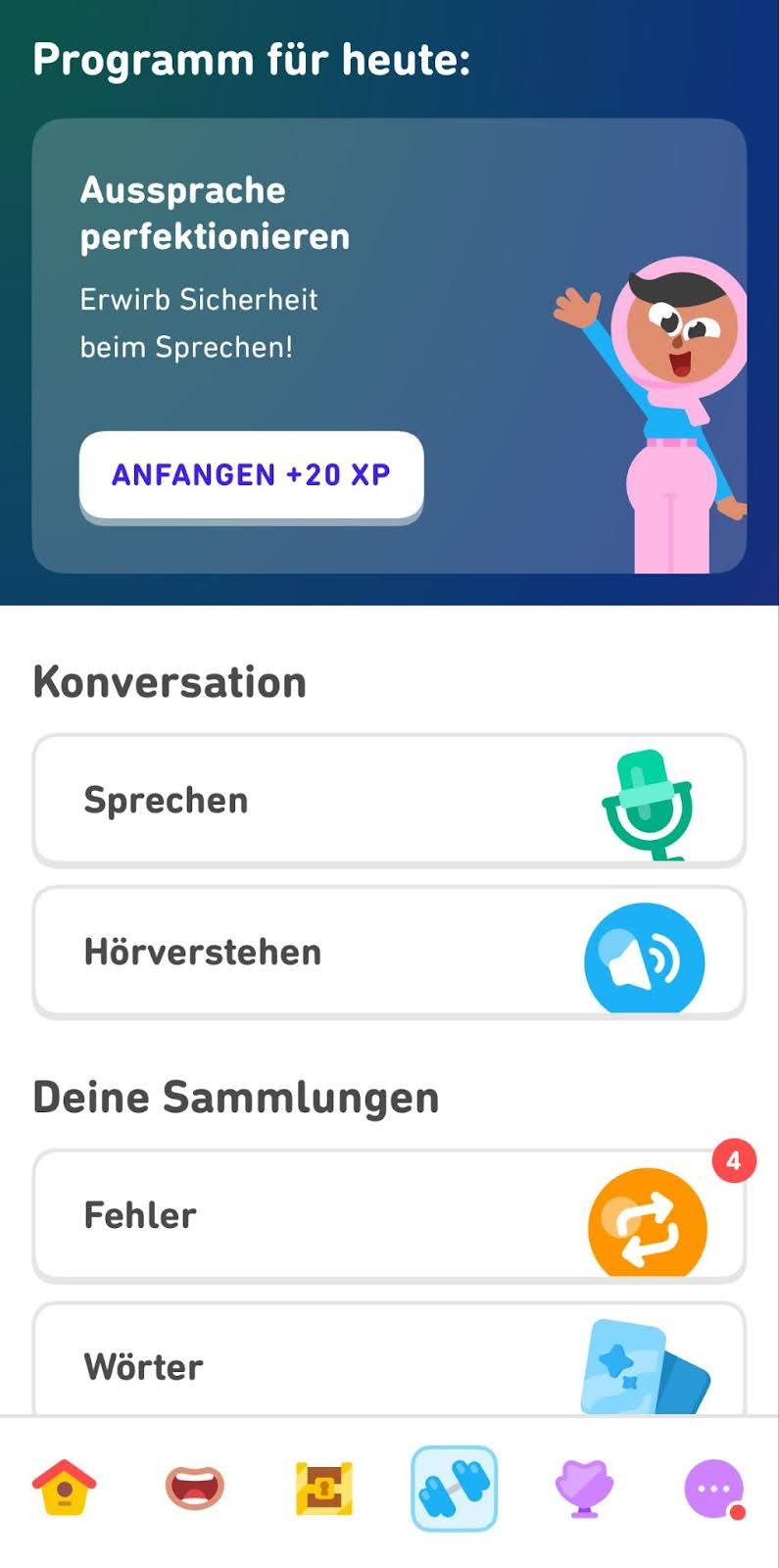 Screenshot des Übungscamps. Oben steht „Programm für heute: Aussprache perfektionieren – Erwirb Sicherheit beim Sprechen!“, daneben steht Sari, die winkt, und darunter ein Button mit der Aufschrift „Anfangen +20 XP“. Im Abschnitt „Konversation“ folgen die Übungskategorien „Sprechen“ und „Hörverstehen“. Unter dem Abschnitt „Deine Sammlungen“ werden die Kategorien „Fehler“ mit vier ausstehenden Übungen sowie „Wörter“ angezeigt.