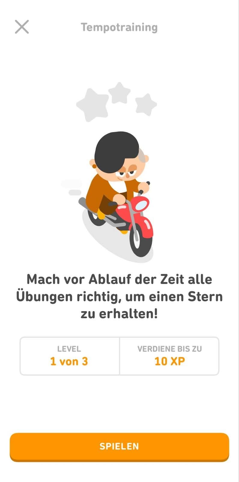 Screenshot der Startseite eines Tempotrainings. In der Überschrift steht „Tempotraining“ und in der Mitte des Bildschirms ist Lin auf einem Motorrad abgebildet, mit drei Sternen über ihrem Kopf. Darunter steht: „Mach vor Ablauf der Zeit alle Übungen richtig, um einen Stern zu erhalten!“ Ganz unten befindet sich ein Button mit der Aufschrift „Spielen“. 