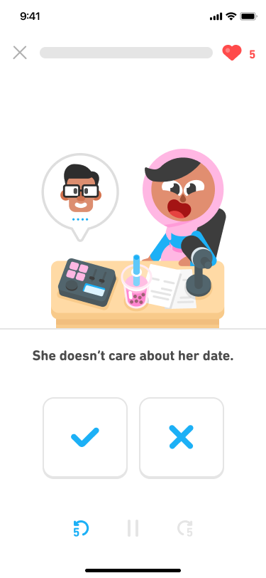 Screenshot einer Abbildung von Sari, die hinter einem Mikrofon am Schreibtisch sitzt. Unter dem Bild steht der englische Satz: „She doesn’t care about her date.“ und darunter befinden sich zwei große Schaltflächen, eine mit einem Haken für „richtig“ und eine mit einem Kreuz für „falsch“.