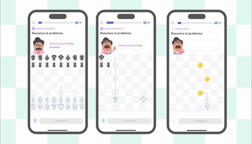 Animación GIF de la app de aprendizaje de ajedrez en tres pantallas de teléfono. En cada una, el maestro Óscar guía al usuario. La primera pantalla muestra a una reina dando mate a un rey solitario. La segunda presenta un nuevo concepto y le pide al usuario que active un peón hacia el centro del tablero. La tercera pantalla explica que el caballo se mueve en forma de L y aparecen tres estrellas doradas para celebrar el progreso del usuario. La interfaz es clara y se enfoca en lecciones de ajedrez ideales para principiantes. 