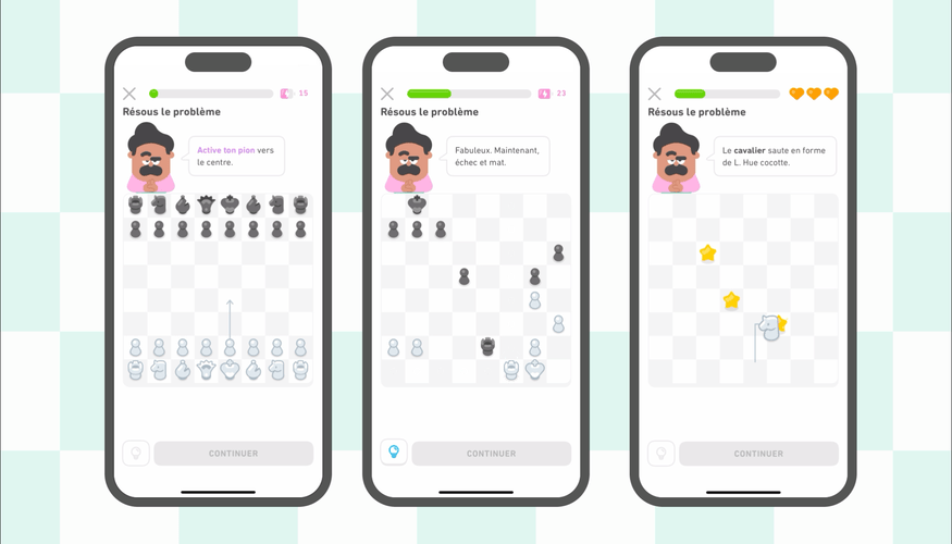 Un GIF d’une appli permettant d’apprendre à jouer aux échecs. On y voit 3 écrans interactifs. Dans chacun, un personnage animé et moustachu guide l’utilisateur pour résoudre des problèmes d’échecs. Le premier écran introduit un nouveau concept et demande à l’utilisateur d’activer un pion vers le centre de l’échiquier. Sur le second, la dame fait échec et mat au roi solitaire. Le troisième écran explique comment le cavalier se déplace en L et trois étoiles dorées sont visibles sur l’échiquier. L’interface est claire et colorée, et met l’accent sur des leçons simples de niveau débutant.