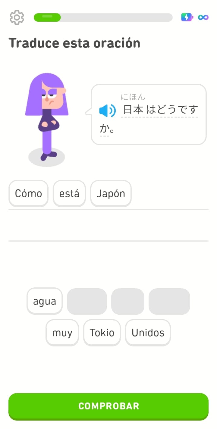 Captura de pantalla de un ejercicio donde aparece Lily junto a una oración escrita en kanji, con pequeños caracteres de hiragana encima de la oración, en gris. Debajo aparece la traducción de la oración: 'Cómo está Japón'