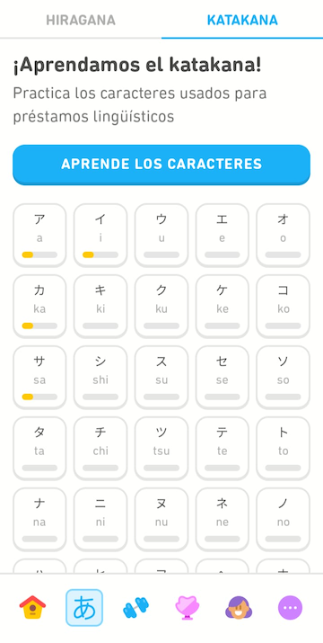Captura de pantalla de la pestaña de práctica. En la parte superior dice “¡Aprendamos el katakana! Practica los caracteres usados para préstamos lingüísticos”. Debajo aparece un botón que dice “Aprende los caracteres”. La mayor parte de la pantalla está cubierta por 3 columnas y 5 filas de “botones”, cada uno con un carácter del katakana y la letra del alfabeto latino que representa su sonido. Debajo pueden verse más de esos botones.