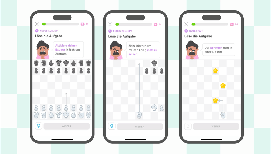 Drei animierte GIFs des Schachkurses in der Duolingo-App. Jedes GIF zeigt eine interaktive Aufgabe mit Oscar, der durch die Übung begleitet. Das erste GIF zeigt den ersten Zug in einem Spiel, wobei ein Bauer aktiviert, d.h. zwei Felder vorgerückt wurde. Das zweite fordert den Lernenden auf, einen Zug auszuführen, um den König schachmatt zu setzen. Danach wird erklärt, dass ein Matt besteht, wenn der König im Schach steht und nicht entkommen kann. Das dritte GIF erklärt die L-förmige Bewegung des Springers, wobei drei goldene Sterne erscheinen, um die gemachten Fortschritte zu feiern. Das App-Interface ist farbenfroh und übersichtlich gestaltet, mit Fokus auf anfängerfreundliche Schachlektionen.