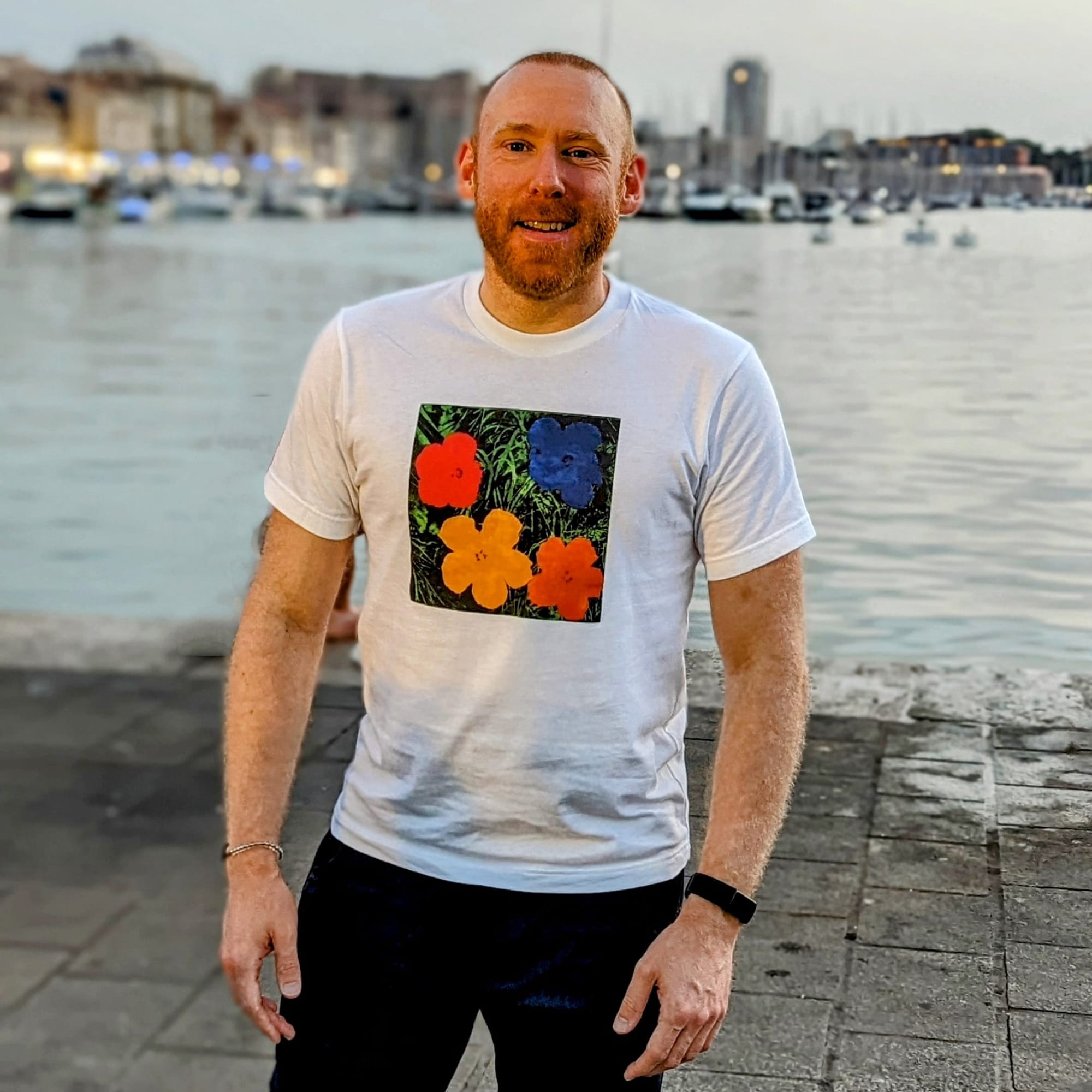 Foto de Brandon em pé com um porto ao fundo