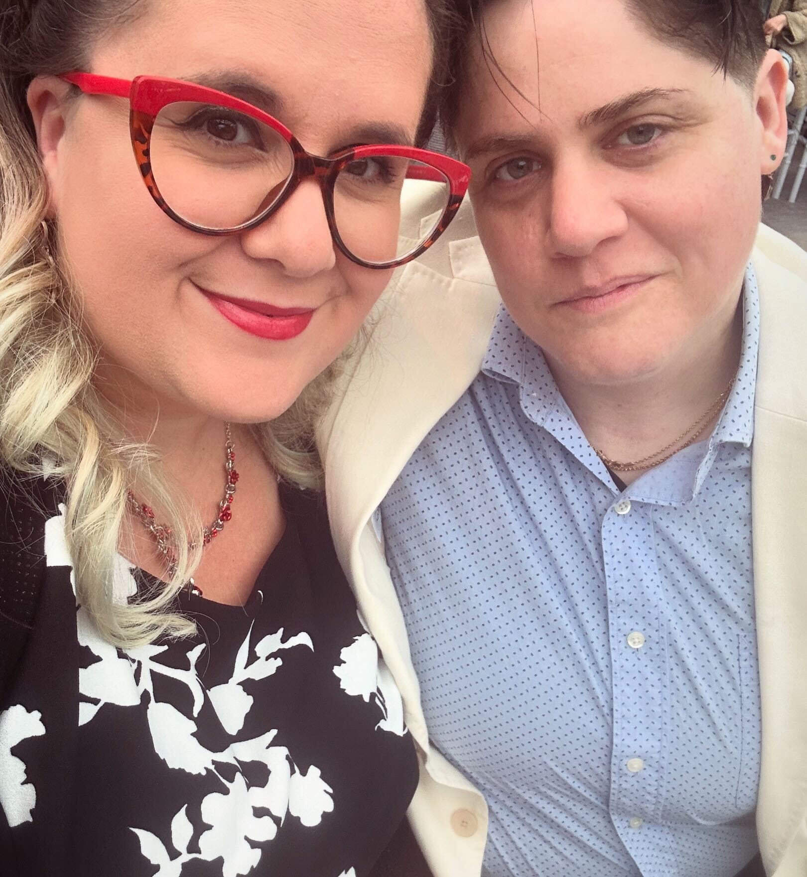 Foto de Cara ao lado de sua parceira em um abraço lado a lado