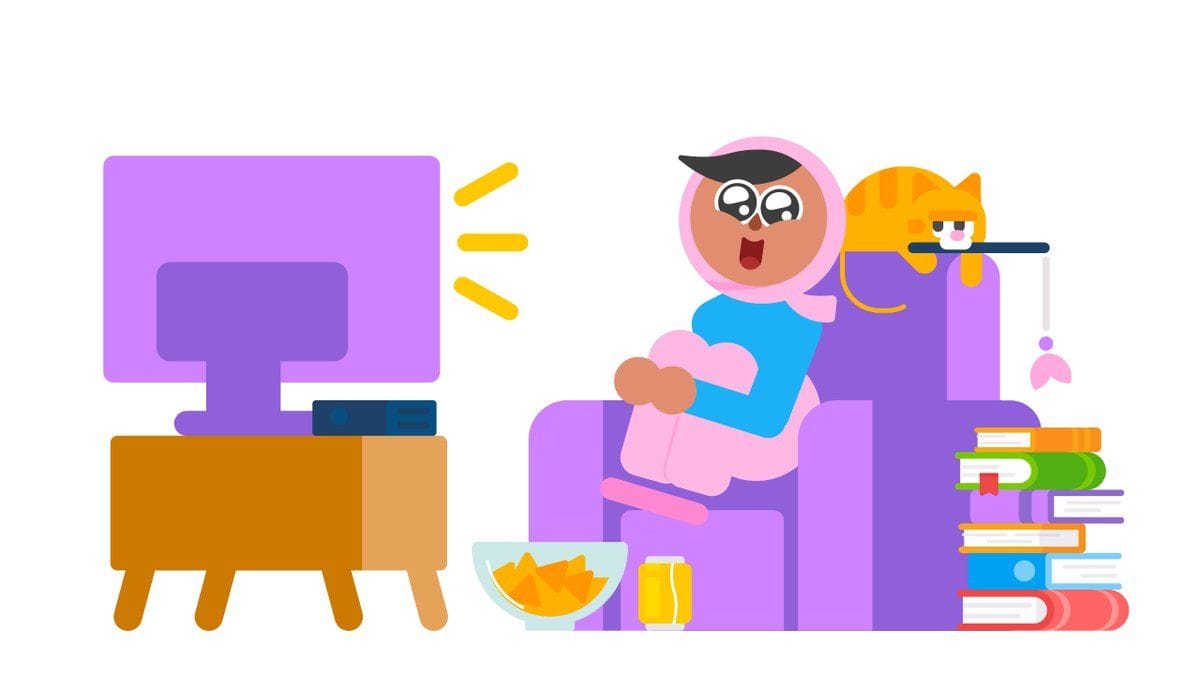 Zari, le personnage de Duolingo, regarde la télévision, assise sur un grand fauteuil avec un bol de chips posé par terre. Derrière elle, un chat joue avec un jouet. Il y a une grande pile de livres à côté du fauteuil.