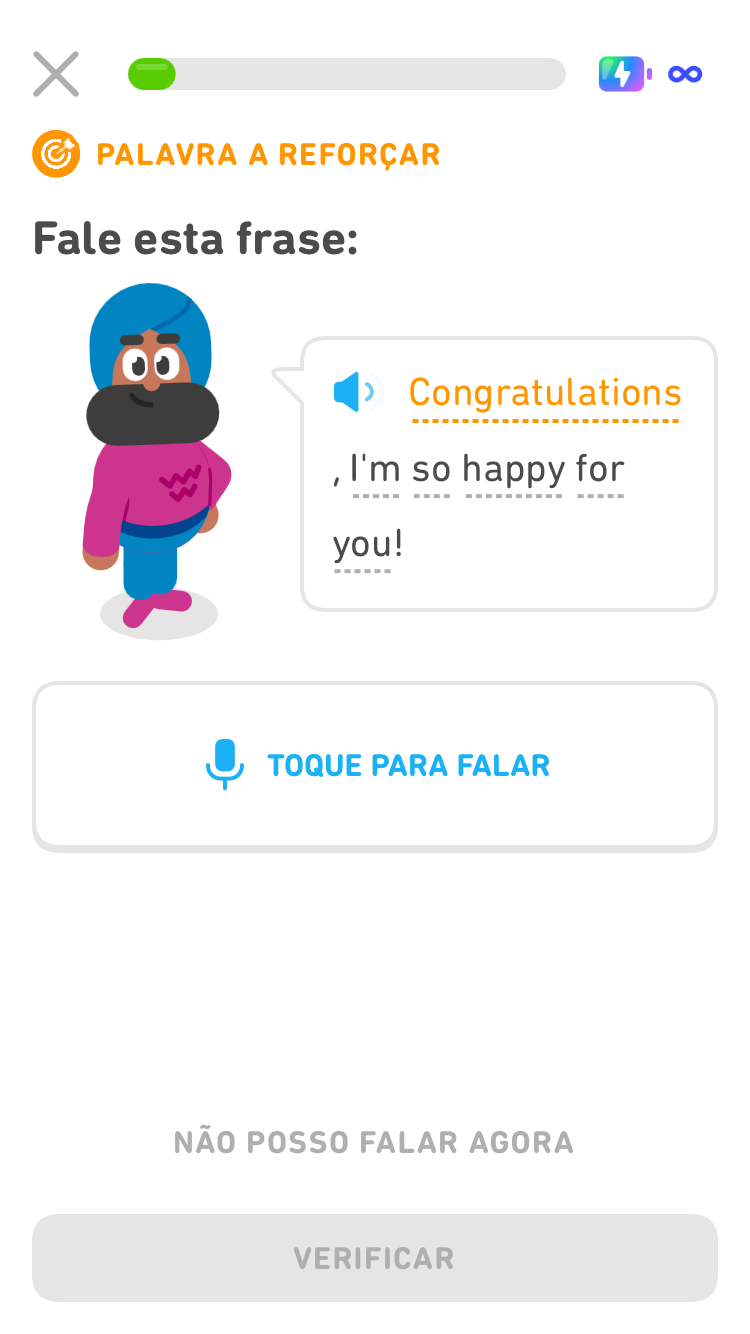Captura de tela de uma lição de prática personalizada com um exercício marcado como “PALAVRA A REFORÇAR” em laranja. A palavra a ser reforçada, “congratulations”, também está em laranja mas o restante da frase está em preto.