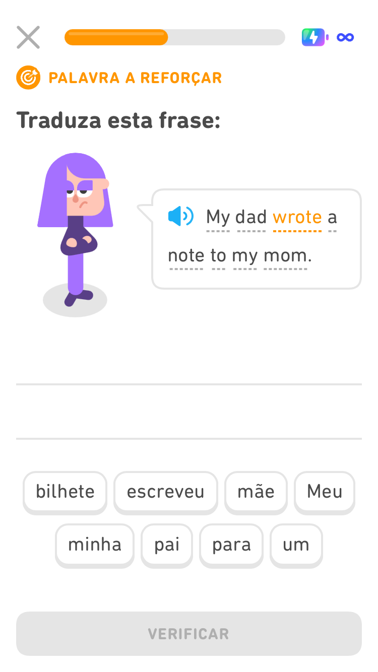 Captura de tela de uma lição de prática personalizada com um exercício marcado como “PALAVRA A REFORÇAR” em laranja. A palavra a ser reforçada, “wrote”, também está em laranja mas o restante da frase está em preto.