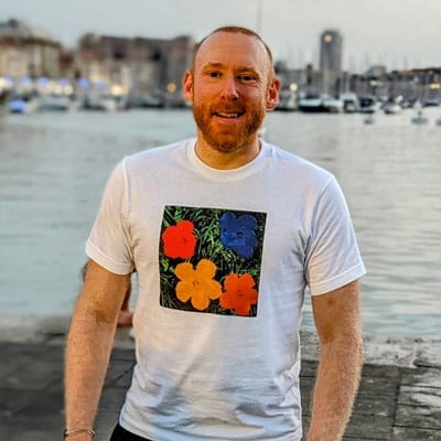 Imagen de Brandon de pie con un puerto de fondo