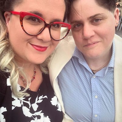 Foto de Cara de pie junto a su pareja, abrazadas