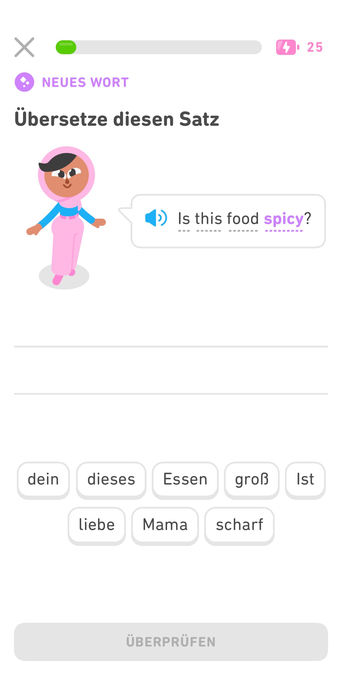 Screenshot einer Übung im Englischkurs von Duolingo. Die Überschrift lautet: „Übersetze diesen Satz“. Darunter wird ein englischer Satz angezeigt, in dem die Wörter in der normalen schwarzen Schriftart stehen, mit Ausnahme des Wortes „spicy“, das fettgedruckt und lilafarben ist. Unter diesem Satz werden Wortkacheln auf Deutsch angezeigt.