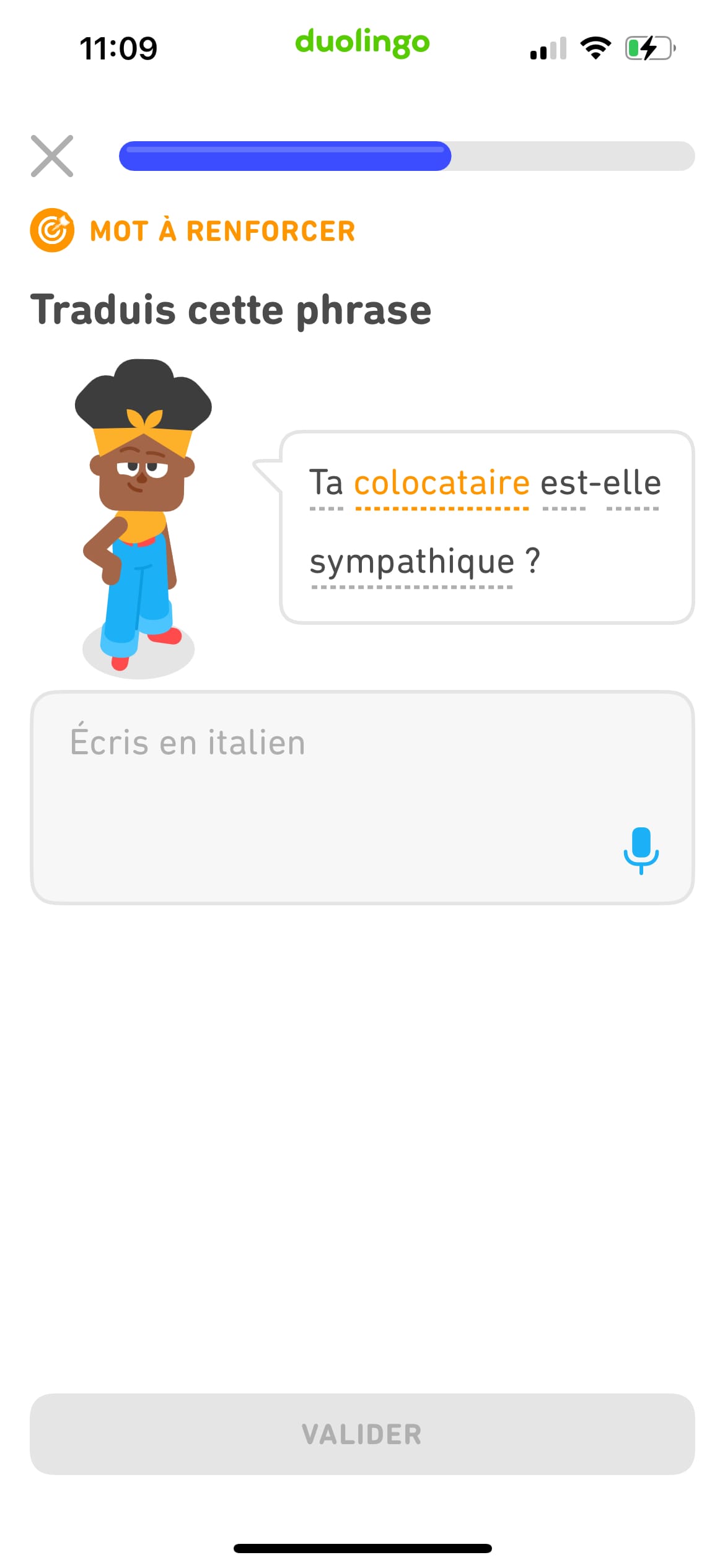 Une deuxième capture d’écran d’un entraînement personnalisé dans le cours d’italien, indiquant « mot à renforcer » en orange au-dessus de la consigne. L’exercice consiste à traduire la phrase « Ta colocataire est-elle sympathique ? ». Le mot « colocataire » est en orange.