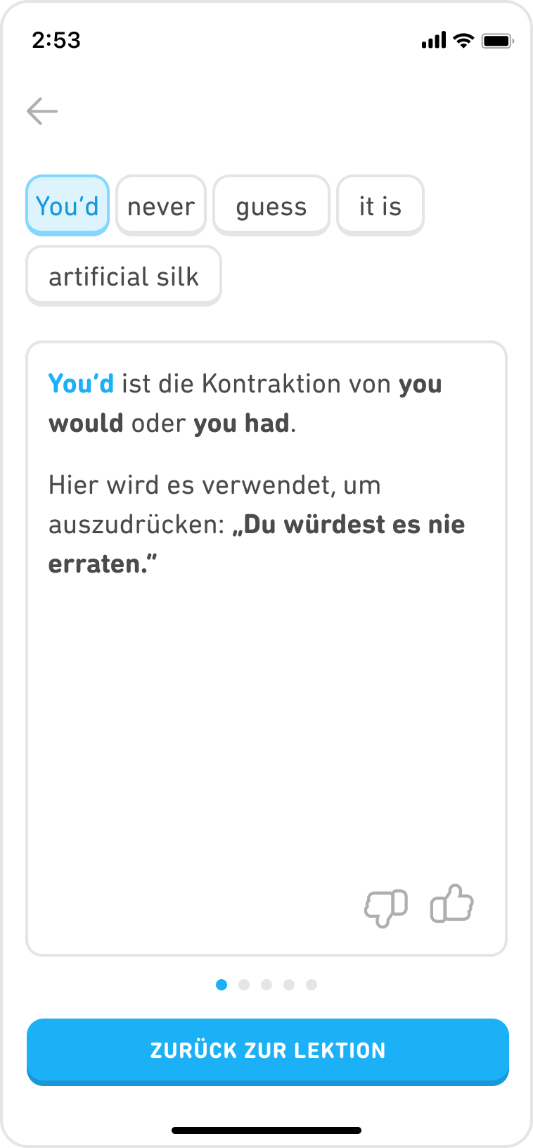 Der zweite Screenshot ist die Antworterklärung zum übersetzten Satz im ersten Screenshot. Dort wird die korrekte Antwort angezeigt („You’d never guess it is artificial silk“), gefolgt von einer kurzen Erklärung: „‚You’d‘ ist die Kontraktion von ‚you would‘ oder ‚you had‘. Hier wird es verwendet, um auszudrücken: ‚Du würdest es nie erraten‘.“