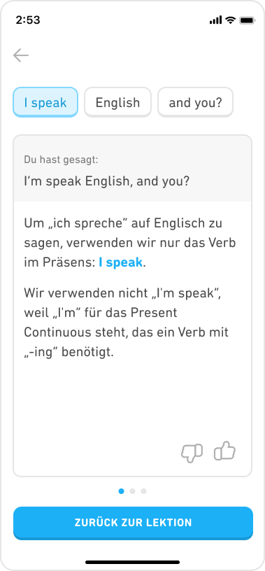 Die Antworterklärung zur vorigen Übung enthält die richtige Antwort „I speak English and you?“, wobei „I speak“ blau hervorgehoben ist. Darunter steht: „Du hast gesagt ‚I’m speak English, and you?‘“, gefolgt von der Erklärung: „Um ‚Ich spreche‘ auf Englisch zu sagen, verwenden wir nur das Verb im Präsens: ‚I speak‘. Wir verwenden nicht ‚I’m speak‘, weil ‚I’m‘ für das Present Continuous steht, das ein Verb mit ‚-ing‘ benötigt.“