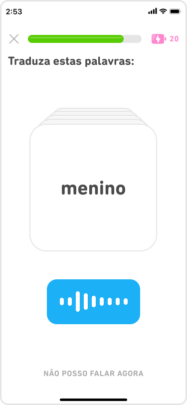 Uma tela dos flashcards que contém o enunciado Traduza estas palavras. No centro da tela há um card branco com a palavra menino. Abaixo do card tem um botão azul que mostra uma onda sonora quando a pessoa fala a palavra equivalente em inglês.