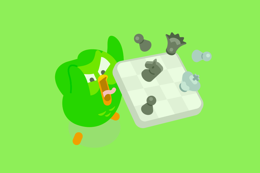 フクロウのデュオが怒ってチェス盤をひっくり返し、駒が飛び散る様子のイラスト