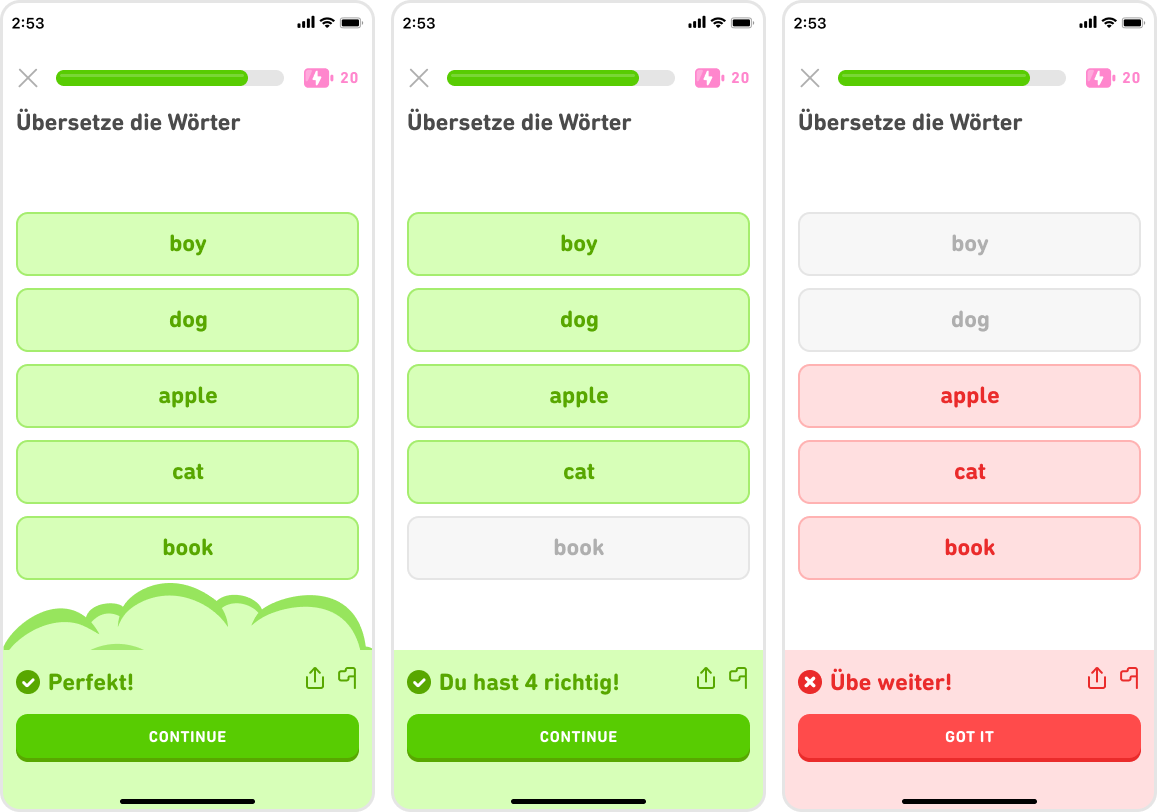 Drei Bildschirme mit den neuen Lernkarten in den Duolingo-Lektionen. Der erste Bildschirm zeigt das Ergebnis, wenn alle fünf Wörter richtig übersetzt wurden: Die fünf Wörter erscheinen in grünen Kästen auf dem Bildschirm. Danach folgt das Ergebnis bei vier richtigen Übersetzungen: Die vier korrekten Antworten stehen in grünen Kästen und die eine falsche Antwort in einem grauen Kasten. Der dritte Bildschirm zeigt den Fall, wenn weniger als vier Lernkarten richtig übersetzt wurden, wobei die falschen Antworten in roten Kästen stehen.