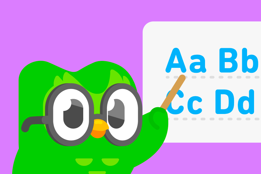 Ilustração do Duo, a coruja, usando óculos e uma vareta para apontar para as letras “A”, “B”, “C” e “D”.