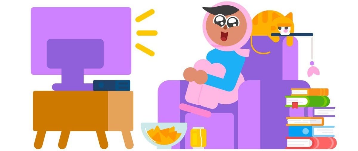 A personagem do Duolingo Zari está assistindo TV sentada em uma grande poltrona com uma tigela de batata chips no chão. Atrás dela, um gato de estimação está se divertindo com um brinquedo. Há uma grande pilha de livros ao lado da cadeira.