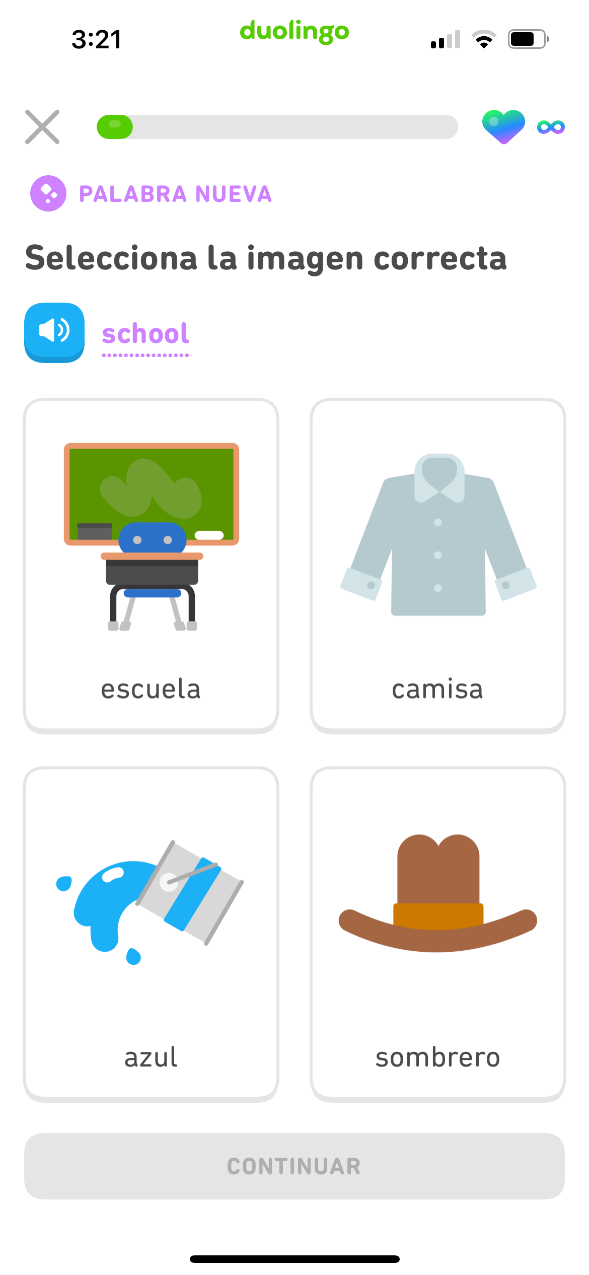 Captura de pantalla de un ejercicio de inglés en el que aparece la palabra “school” en morado y se le pide al usuario que seleccione entre cuatro imágenes aquella que represente a esa palabra. Las opciones son “escuela”, “camisa”, “azul” y “sombrero”.