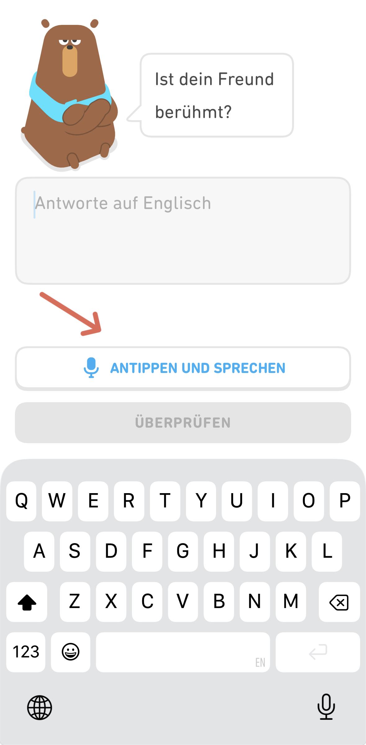 Screenshot eines deutschen Satzes, der ins Englische übersetzt werden soll, entweder mit Hilfe der Tastatur oder der Option „Zum Sprechen tippen“