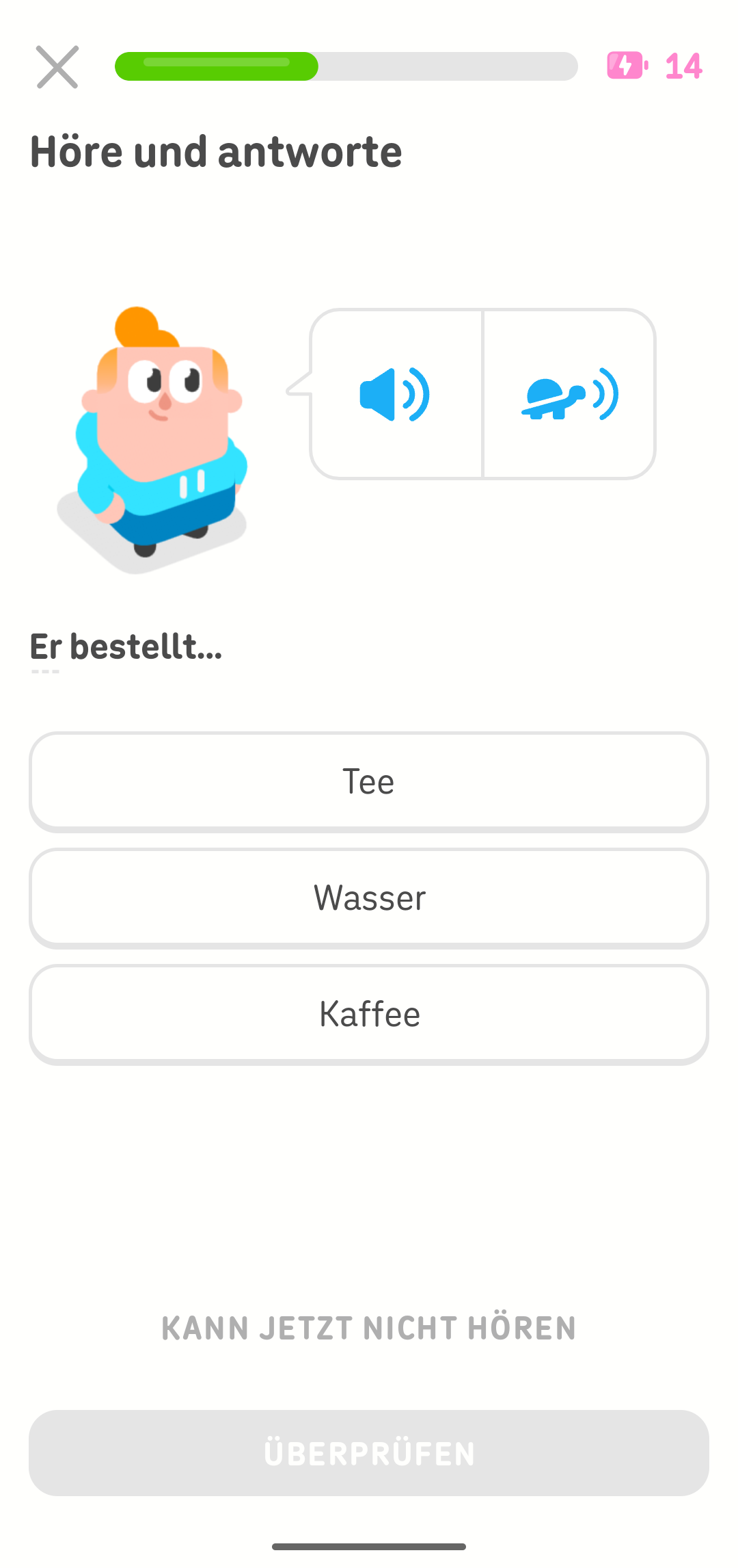 Ein Screenshot zeigt eine Duolingo-Übung mit Junior und der Anweisung „Höre und antworte“. In Juniors Sprechblase befindet sich links ein blaues Mikrofonsymbol zum Abspielen des Satzes und rechts ein blaues Schildkrötensymbol, mit dem sich das Audio langsamer abspielen lässt. Darunter ist ein Teil des Satzes zu sehen, gefolgt von drei Optionen. Die Lernenden wählen die passende Option aus, um den Satz zu vervollständigen.
